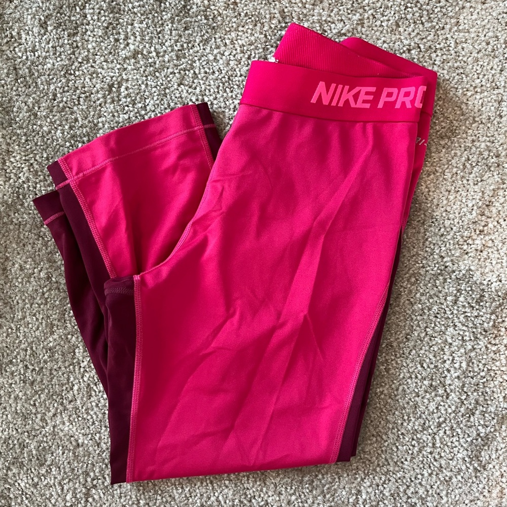 Great condition women’s Nike leggings. Below knee length. No tags- size M.